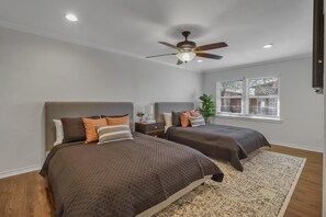 2 室のベッドルーム、アイロン / アイロン台、WiFi (無料)、ベッドシーツ