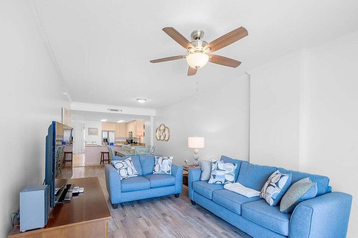 Condo, várias camas, sacada, vista para o oceano (Sea Breeze Unit 0310 Deluxe) | Área de estar | TV de tela plana 42 polegadas com canais digitais