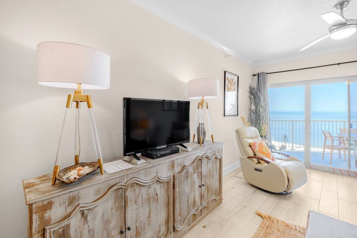 Appartamento, letti multipli, balcone, vista oceano (Sea Breeze Unit 0704 Deluxe) | Area soggiorno | TV a schermo piatto 42 pollici con canali digitali