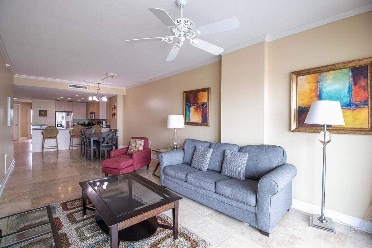 Appartamento, letti multipli, balcone, vista oceano (Sea Breeze Unit 0610 Deluxe) | Area soggiorno | TV a schermo piatto 42 pollici con canali digitali