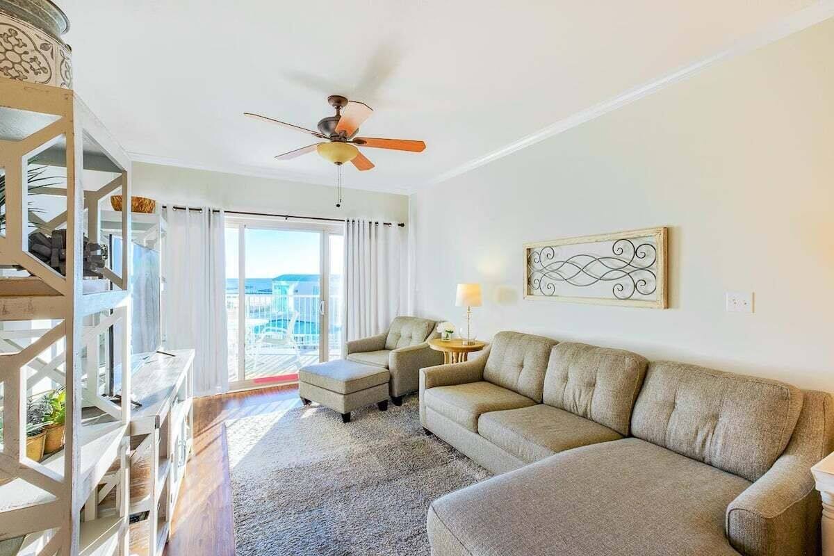 Appartamento, letti multipli, balcone, vista oceano (Sea Breeze Unit 0311 Deluxe) | Area soggiorno | TV a schermo piatto 42 pollici con canali digitali