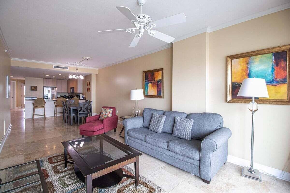 Condo, várias camas, sacada, vista para o oceano (Sea Breeze Unit 0610 Deluxe) | Área de estar | TV de tela plana 42 polegadas com canais digitais