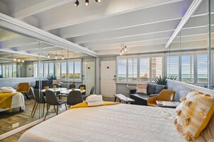 Stúdíóíbúð - aðgengi að sundlaug - útsýni yfir hafið (601) | Sérhannaðar innréttingar, sérvalin húsgögn, ókeypis þráðlaus nettenging