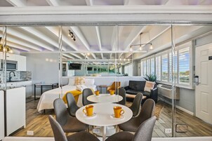 Stúdíóíbúð - aðgengi að sundlaug - útsýni yfir hafið (601) | Borðhald á herbergi eingöngu