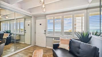 Studio, toegang tot zwembad, uitzicht op oceaan (601) | Individueel gedecoreerd, individueel gemeubileerd, gratis wifi