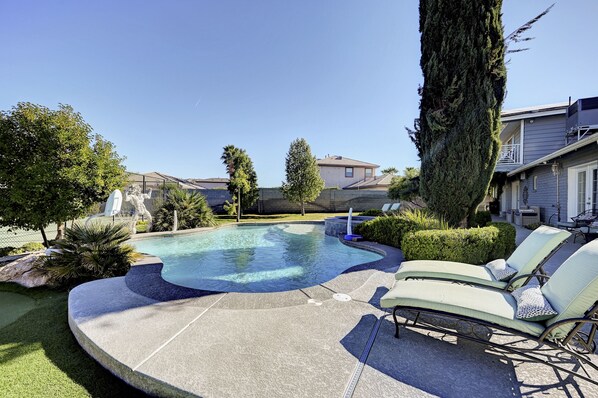 室外游泳池，恒温泳池