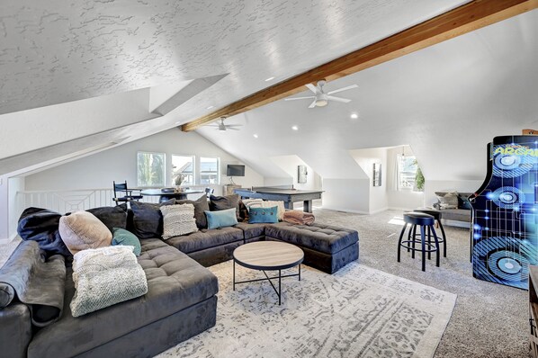 TV connectée, cheminée, jeux vidéo, table de tennis de table