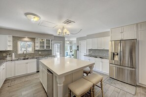 冰箱、微波炉、烤箱、炉灶