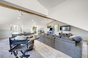 智能电视、壁炉、电子游戏、乒乓球