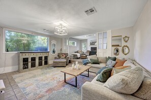 TV connectée, cheminée, jeux vidéo, table de tennis de table