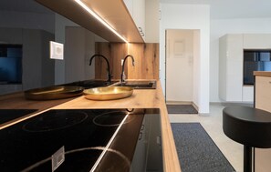 Een koelkast, een oven, een kookplaat, een vaatwasser