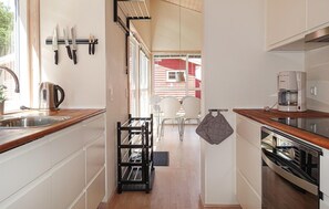 Fridge, stovetop, dishwasher, cookware/dishes/utensils - 2 bedroom gorgeous home in Gudhjem (Gudhjem)