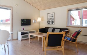 TV - 2 bedroom gorgeous home in Gudhjem (Gudhjem)