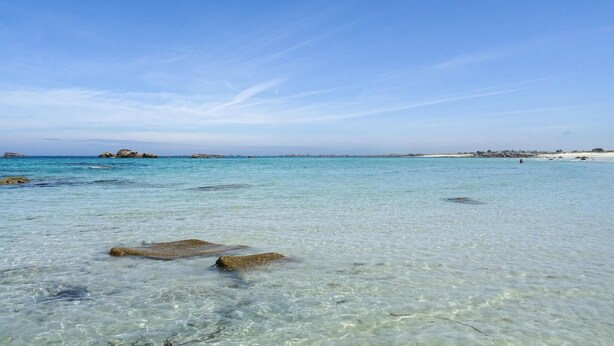 A clear beach with visible rocks and calm water. - 2 bedroom nice home in Plouguerneau (Plouguerneau)