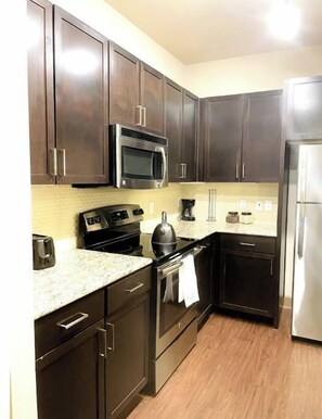 Frigorifero, microonde, forno, piano cottura