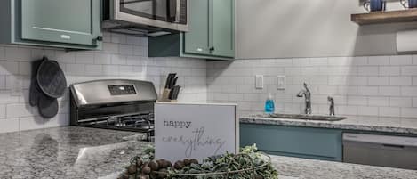Appartement Deluxe | Cuisine privée | Réfrigérateur grande capacité avec congélateur, four à micro-ondes