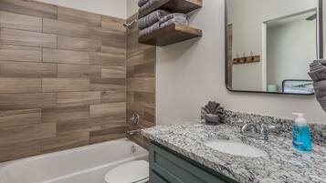 Departamento Deluxe | Baño | Tina con regadera, secadora de cabello, toallas