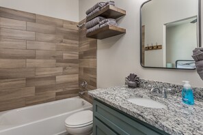 Deluxe Apartment | Bathroom | Combined shower/tub, hair dryer, towels - Madison Square (Amarillo)
