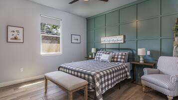 Departamento Deluxe | Espacio para trabajar con laptop y tabla de planchar con plancha