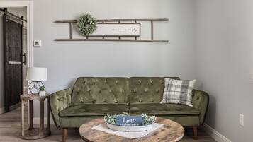 Departamento Deluxe | Área de sala de estar | Smart TV de 50 pulgadas con canales digitales, televisión y Netflix