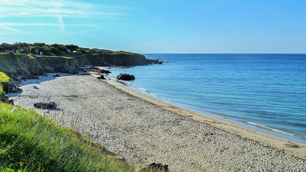 A pebbly beach with a grassy cliff and a clear blue sky. - 3 bedroom awesome home in Moelan sur Mer (Moelan sur Mer)