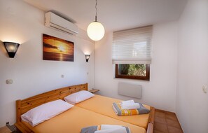 2 bedrooms, iron/ironing board, free WiFi, bed sheets