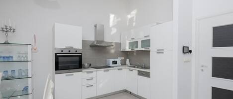 Fridge, oven, stovetop, dishwasher