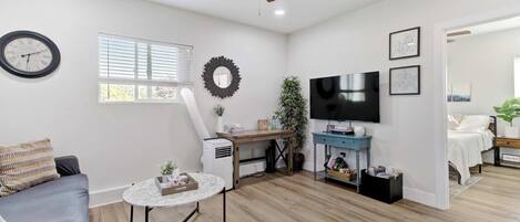 Una televisión, un reproductor de DVD, libros, una oficina