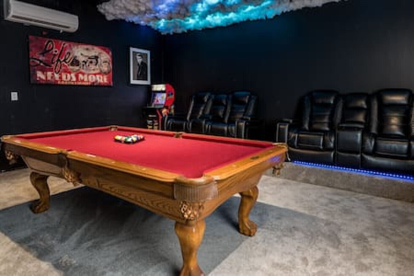 8 Bedroom Estate in Golf Course Resort