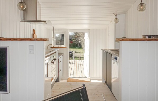 Fridge, stovetop, dishwasher, cookware/dishes/utensils