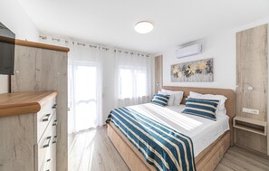 3 室のベッドルーム、旅行用ベビーベッド、WiFi (無料)、ベッドシーツ