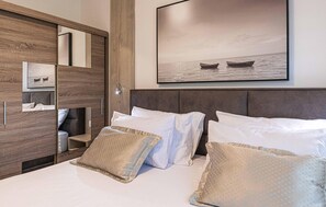 3 bedrooms, travel crib, WiFi, bed sheets