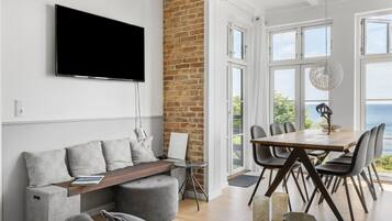 Smart TV, fireplace