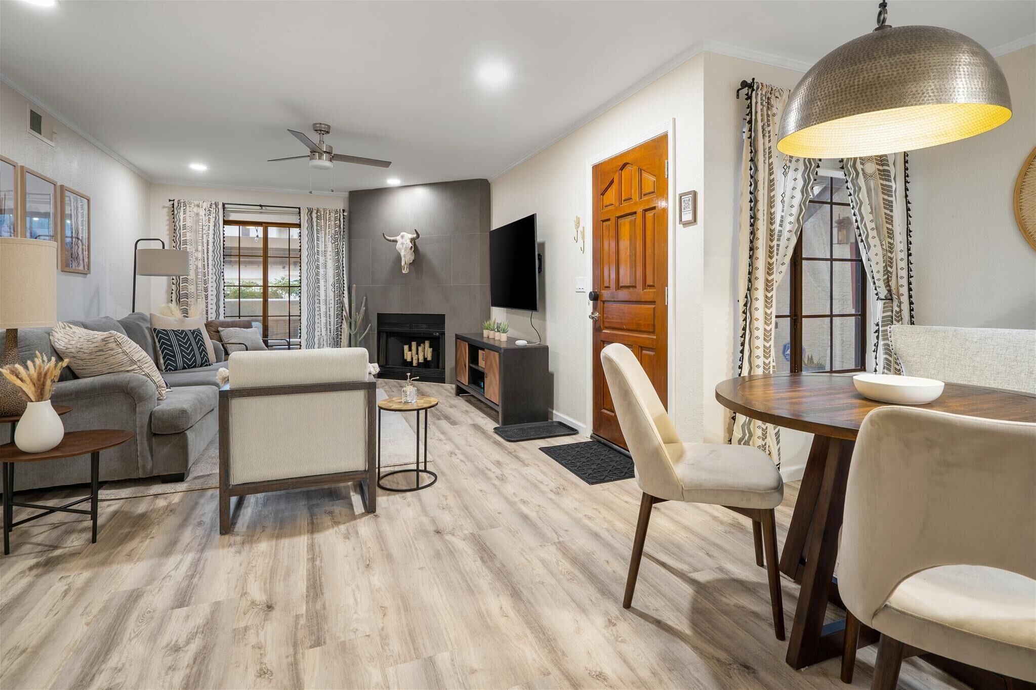 Smart TV, Netflix, Hulu, streaming services