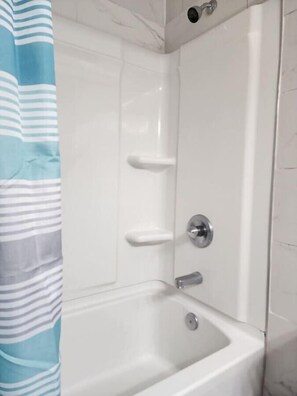 Kombinert dusj/badekar, hårføner og håndklær