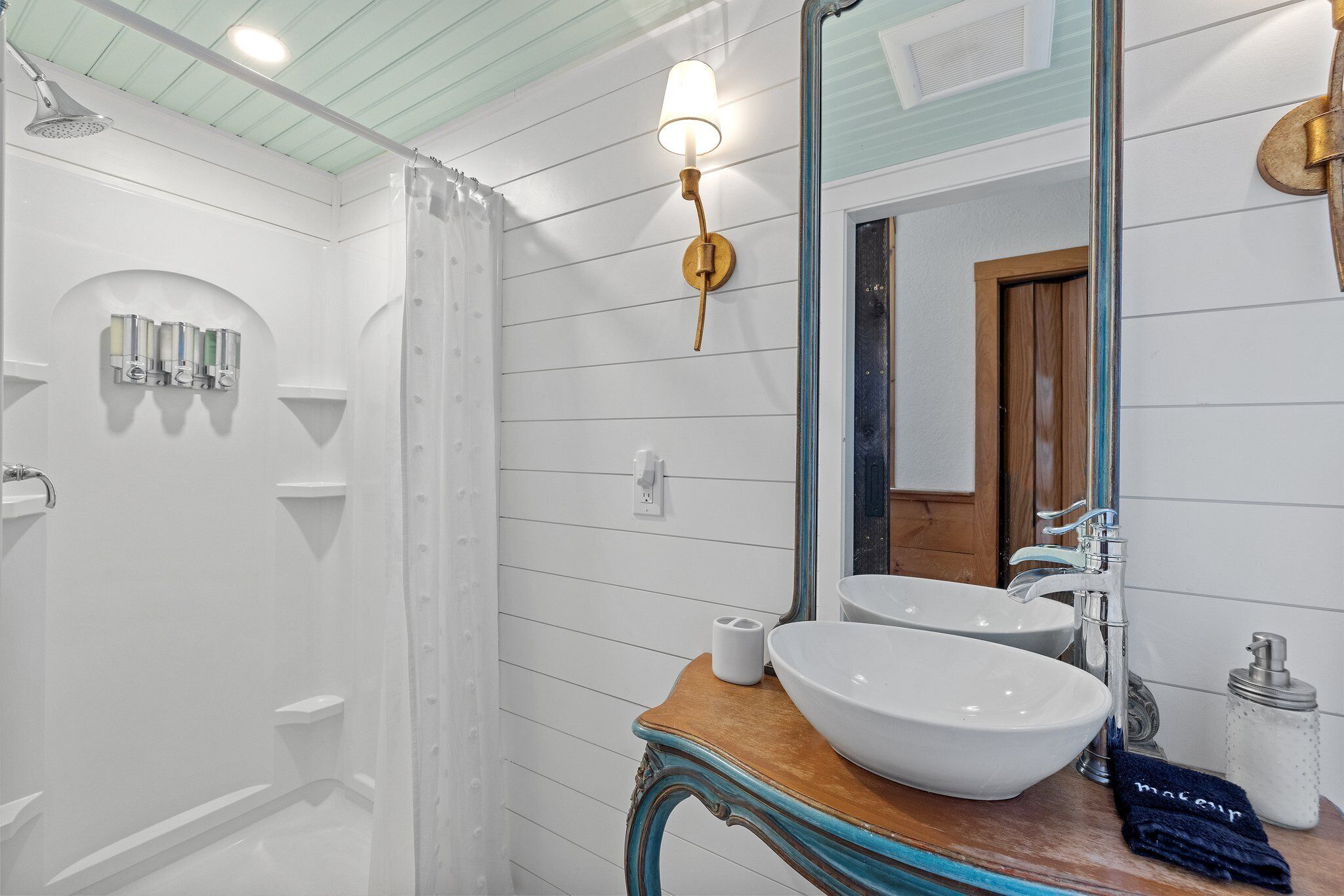 Combined shower/tub, hair dryer, towels, soap
