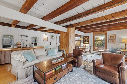 Spacious Farmhouse Estate Overlooking a Babbling Brook with hot tub 