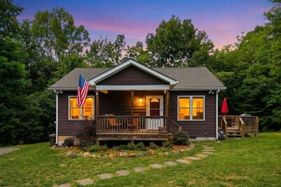 Scenic mountain getaway with a firepit and amazing views of mountains and horses