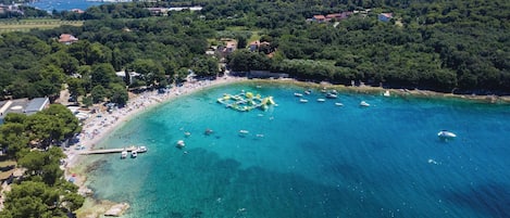 Overlooking the ocean, this property offers stunning views of the sea and surrounding forest.