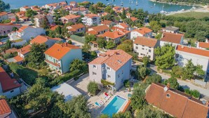 A residential area with houses, a swimming pool, and a marina with boats. - 1 bedroom nice apartment in Banjole (Banjole)