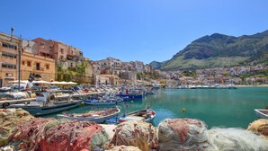 A coastal town with a marina, boats, and buildings along the waterfront. - Nice apartment in Alcamo Marina with WiFi (Alcamo Marina)