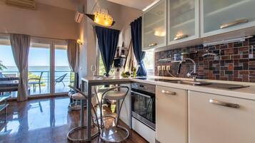 Fridge, oven, stovetop, dishwasher