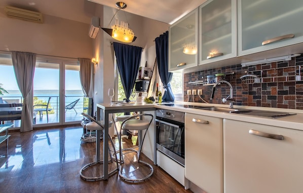 Fridge, oven, stovetop, dishwasher