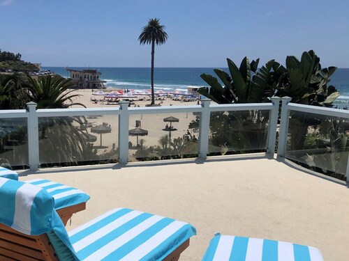 Oceanfront 4 bedroom villa w/ 2 masters and views