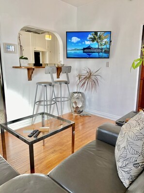 Smart-TV, DVD-Player, Musikbibliothek, Stereoanlage