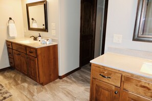 Combined shower/bathtub, hair dryer, towels, soap - Modern and spacious cabin nestled along the banks of Elk Creek.  (Deadwood)