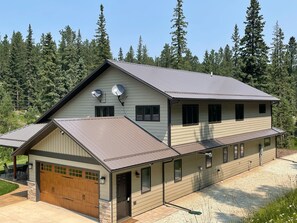 Exterior - Modern and spacious cabin nestled along the banks of Elk Creek.  (Deadwood)