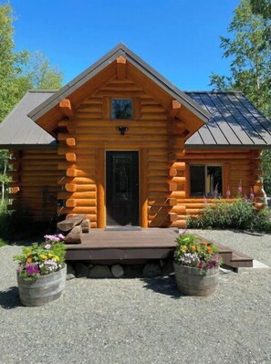 Exterior - Beautiful Comfy Alaskan Log Home 1 (Wasilla)