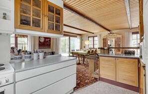 ثلاجة، موقد طهي مسطح، غسالة أطباق، ماكينة لصنع القهوة/الشاي