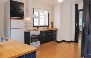Fridge, microwave, stovetop, dishwasher - Awesome home in Gudhjem with WiFi (Gudhjem)